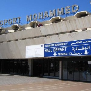 Вход в аэропорт Мохаммед V с указателями на терминал и зал вылета.